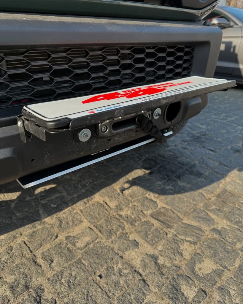 Відкидна рамка номерного знака для встановлення на клюз лебідки