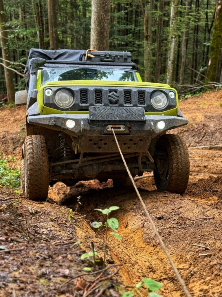Відкидна рамка номерного знака для встановлення на клюз лебідки