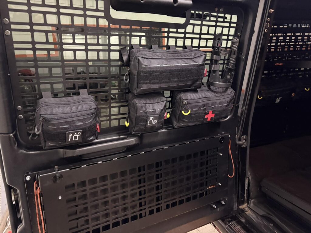 Панель Молле на вікно дверей багажника Mitsubishi Pajero Wagon 4