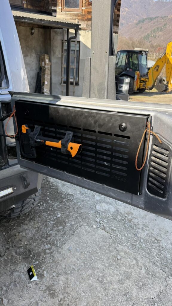 Відкидний стіл на двері багажника Jeep Wrangler — експедиційний складний стіл MOLLE