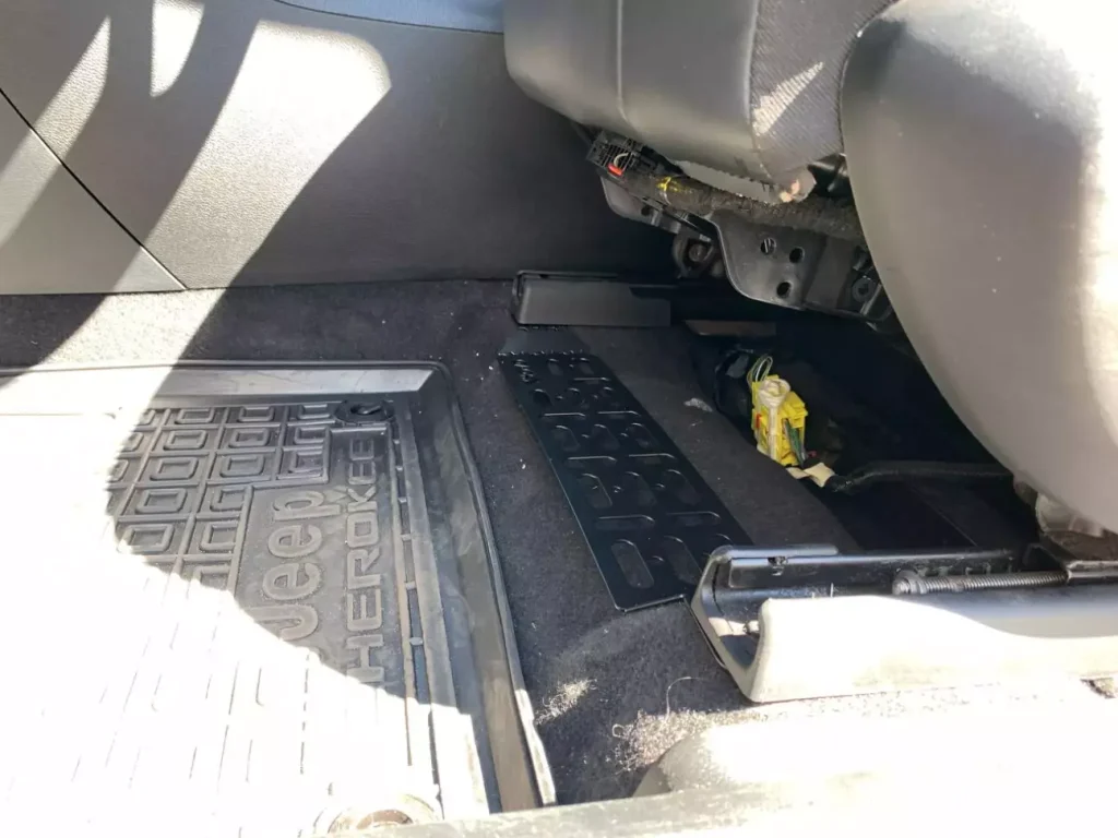 Панель під переднє сидіння для вогнегасника для Jeep Cherokee KL