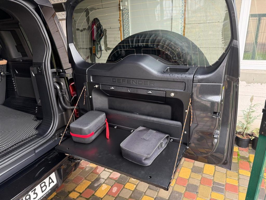 Відкидний стіл на двері багажника Jeep Wrangler — експедиційний складний стіл MOLLE без свердління