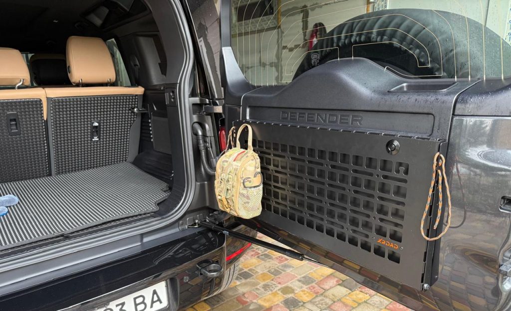 Відкидний експедиційний стіл на двері багажника Land Rover Defender L663 — складний стіл MOLLE для кемпінгу та off-road