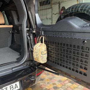 Відкидний експедиційний стіл на двері багажника Land Rover Defender L663 — складний стіл MOLLE для кемпінгу та off-road