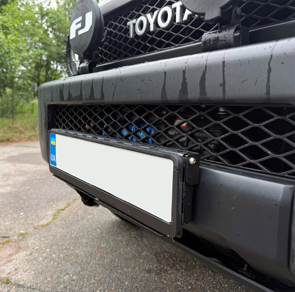 Відкидна рамка номерного знака для встановлення на клюз лебідки