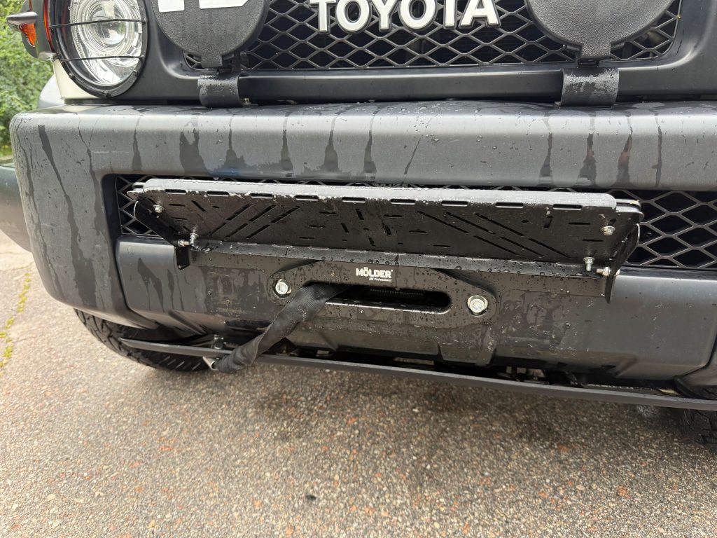 Відкидна рамка номерного знака для встановлення на клюз лебідки