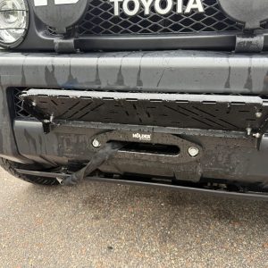 Відкидна рамка номерного знака для встановлення на клюз лебідки